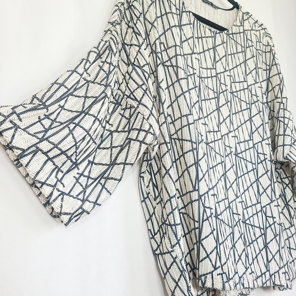 Zara * Unique Woven Abstract Print Top